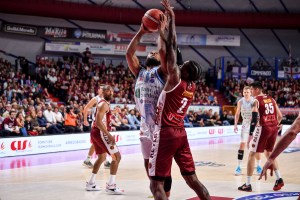 La Reyer dura un tempo e dopo è solo super Dinamo: gara-2 è di Sassari