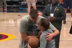 Jokic abbraccia Ishbia e scherza: Speravo mi pagasse la multa