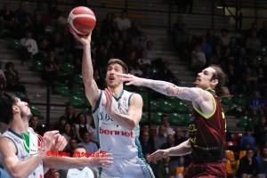 Cantù domina l’ultimo quarto e va sul 2-0