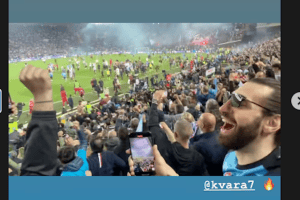Il Napoli vince lo Scudetto, sugli spalti festeggia Toko Shengelia