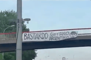 “Bastardo” e non solo: Real accolto da striscioni sui ponti a Belgrado