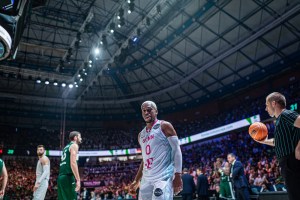L’assistente di Bonn spia i timeout dell’Unicaja, Perry: Non so se sia legale, tattica subdola