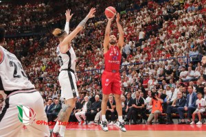 Il Fattore Campo non salta: super Shields, l’Olimpia batte la Virtus e va sul 3-2