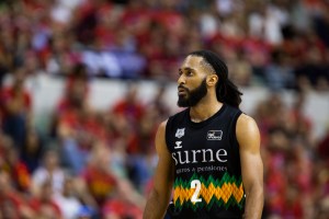 Bilbao re-signs Adam Smith for 2023-24