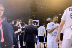 Daniel Hackett e Milos Teodosic presentano le loro scuse a Kevin Pangos