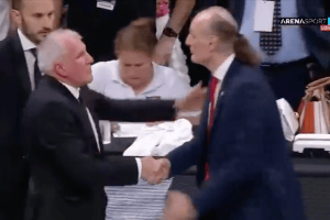 Zeljko Obradovic non festeggia prima di dare la mano a Dusko Ivanovic