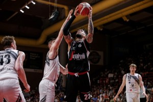 Un grande Hackett guida la rimonta, Virtus raggiunge Milano in finale