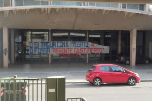 Striscione della Fossa dei Leoni davanti al PalaDozza