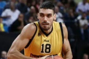 Aris lands Nikos Persidis on 2-year deal