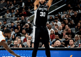 Spurs: Julian Champagnie firma un quadriennale da 12 milioni, accordo garantito per Sidy Cissoko