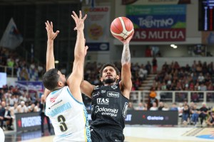 La Dolomiti Energia Trentino sfida la Virtus Segafredo Bologna: palla a due domani alle 18.30