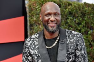 Lamar Odom perde il cellulare alla guida e si schianta contro due auto