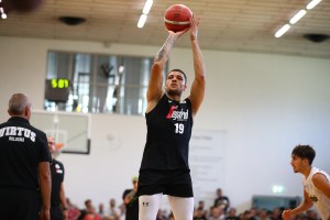 Virtus Bologna: Lundberg Rientra in Gruppo, Banchi al Debutto