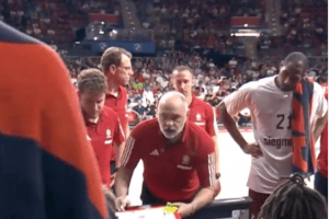 “Dimmelo tu! Cosa stai guardando?”. La sfuriata di Pablo Laso è già virale