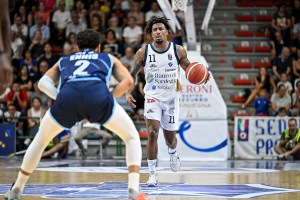 Stanley Whittaker officially signs with Uralmash Ekaterinburg