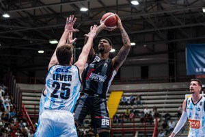 La Virtus Bologna non si ferma e fa cinquina vincendo a Napoli