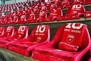 Openjobmetis festeggia con una maglia i 10 anni al fianco della Pallacanestro Varese