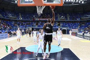 L’Urania fa sudare Trapani, 31 punti di Notae guidano al successo 91-81