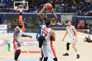 Hickey dominante, Cantù spietata nel secondo tempo ed Urania battuta 97-84