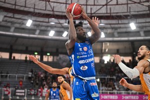 Christon decide un convulso finale: Brescia batte Pesaro