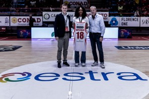 Pistoia consegna una maglia speciale a Larissa Iapichino