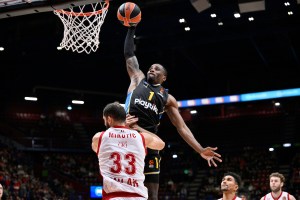 Anima e grinta per trenta minuti ma non basta, l’Olimpia lotta ma nel finale passa il Maccabi 98-90