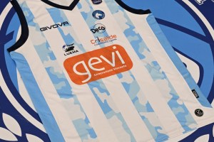La terza maglia del Napoli Basket: un omaggio ai colori dell’Argentina e alla leggenda Maradona