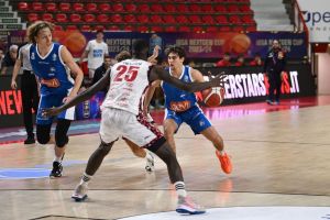 Napoli parte battendo Pesaro: 26 punti per Zanetti