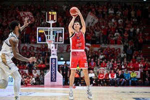 Ryan Hawkins e l’attesa per la sfida con la Virtus Bologna: Ci aspetta un clima pazzesco