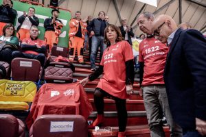 “Alziamo la testa”: inaugurato il seggiolino rosso nella tribuna centrale del PalaCarrara