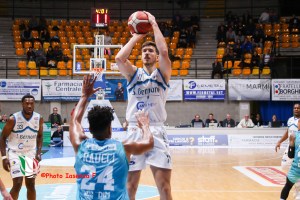 Cantù vola con Hickey e Nikolic, Sebastiani mai in partita