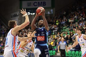 Zubic trova la tripla, Treviso sbaglia il possesso chiave: vince Napoli
