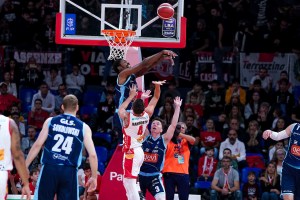 Pesaro sprofonda sotto i colpi di Napoli