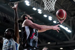 Virtus prima in solitaria, battuta anche Brescia