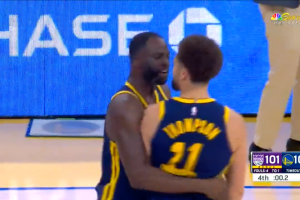 Klay Thompson! I Golden State Warriors battono Sacramento con questa giocata