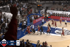 Trieste-Udine, il buzzer beater di Eli Brooks