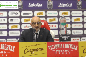 “Penso siano tutti molto incazzati”. Un onesto Frank Vitucci in sala stampa