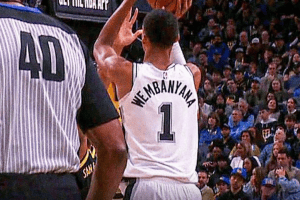 San Antonio sbaglia il nome di Wembanyama sulla maglia