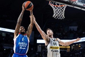 Larkin trascinatore, l’Efes supera il Partizan