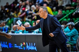 Bucchi: “Prima combattiamo di pallacanestro, poi parliamo di pallacanestro”