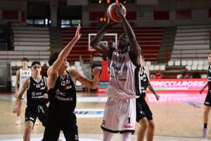 Bertram Derthona, battuta la Virtus. 27+18 di Tandia