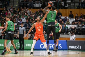 Il Real Madrid fa 8-0 e resta al comando in solitaria. Frenata Valencia che cade a Badalona