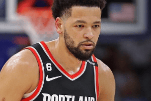 Blazers, tagliati Skylar Mays e Ish Wainright
