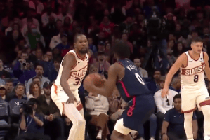 Maxey festeggia il compleanno con una doppia-doppia, i 76ers battono i Suns nel matinée