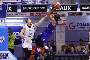 Xavier Sneed a quota 29, Brindisi si impone sul BC Kalev/Cramo