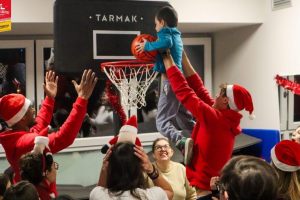 Gli auguri di Natale più belli: i bambini accanto ai giganti della VL Pesaro