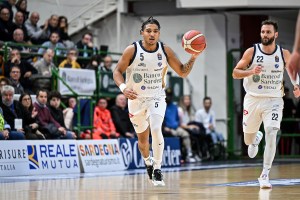 Il finale pirotecnico premia Sassari, a Milano non basta super Shields