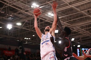 Brescia conferma il primato con un successo sul campo di Reggio Emilia, decisivo Bilan