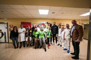 Toko Shengelia e Daniel Hackett in visita nei reparti di pediatria del Policlinico Sant’Orsola