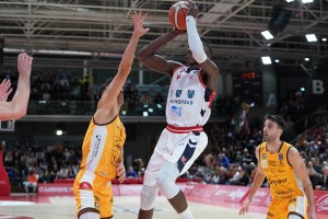 La UNAHOTELS Reggio Emilia domina la Carpegna Pesaro con super Hervey